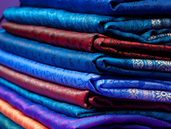 深圳某絲綢廠訂購3臺蒸汽熱源機!